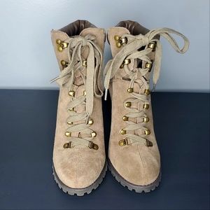 Like new cute suede ankle boots for fall! Super comfy, worn only once.